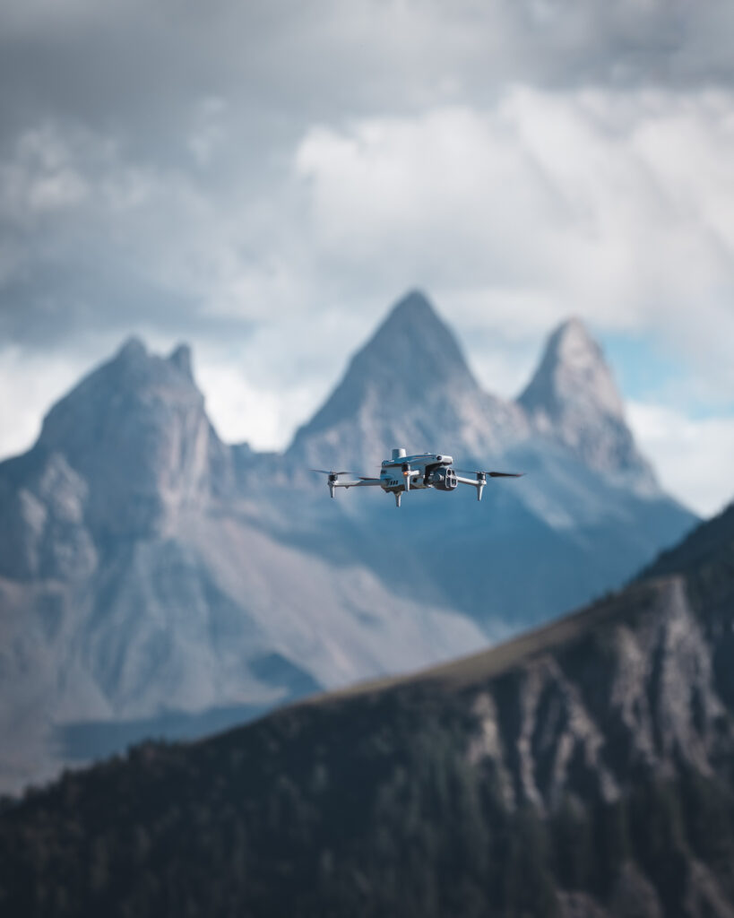 Drone DJI M4E en vol face aux Aiguilles d'Arves, Vallée de la Maurienne