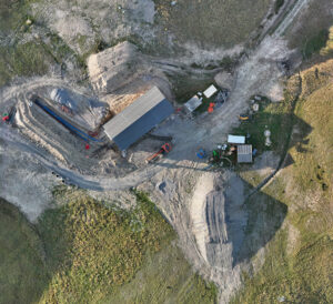 Orthophotographie géoréférencée haute résolution d'un chantier d'altitude : bâtiment, fouille avec réseaux et tas de terre
