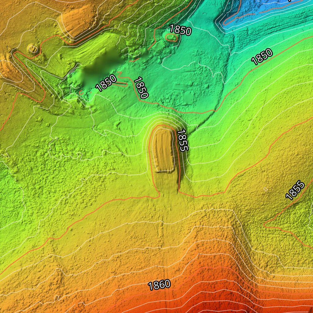 Modèle numérique de terrain issu d'un vol drone avec courbes de niveau superposées